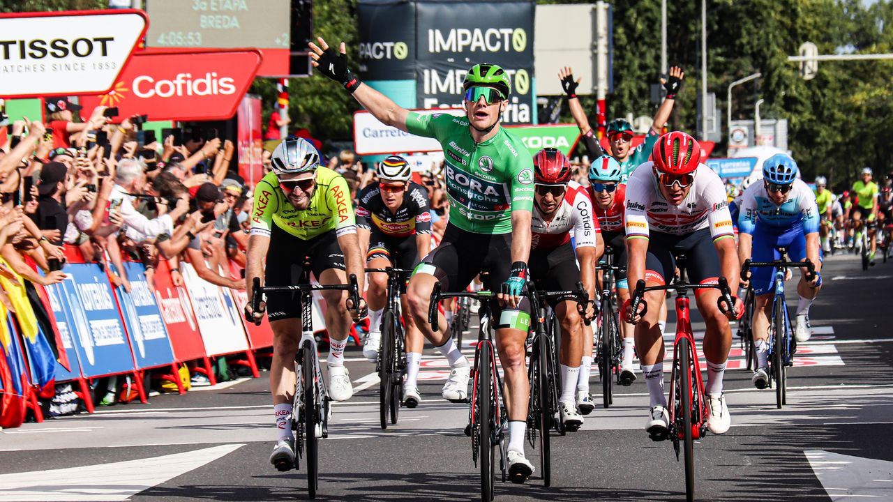 Danny van Poppel uit Moergestel viert in peloton etappezege ploeggenoot mee (Foto: Corrado Francke)