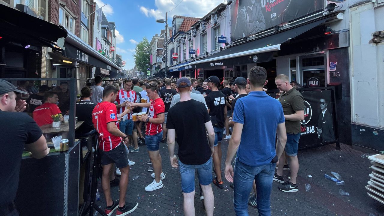 Het Stratumseind staat juist vol met PSV-supporters (foto: Raymond Merkx).