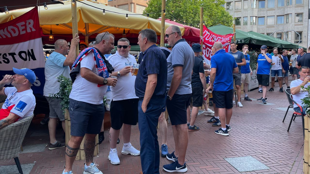 Schotse fans op de Markt in Eindhoven (foto: Raymond Merkx).