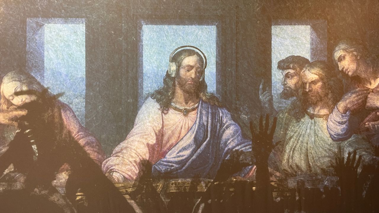 God is a DJ, muurschildering in de DJ Experience.