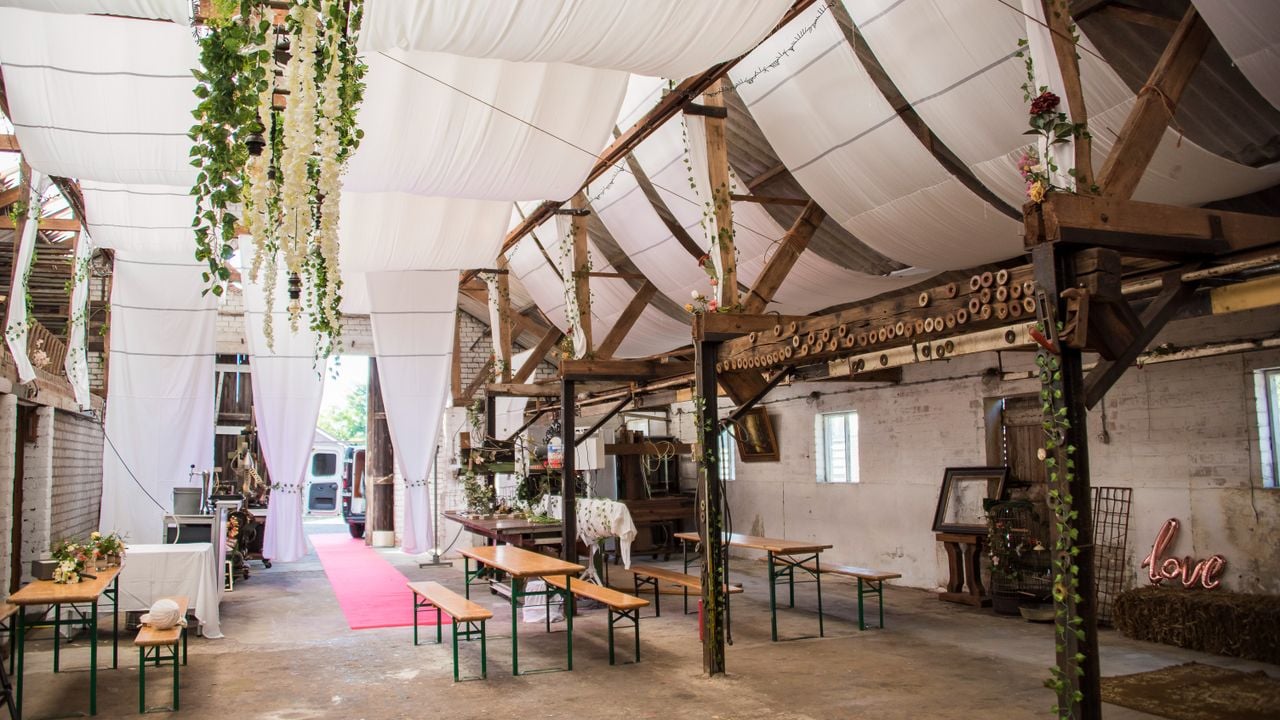 De oude schuur die omgetoverd werd tot trouwzaal (foto: M van de Looij Foto& Design).