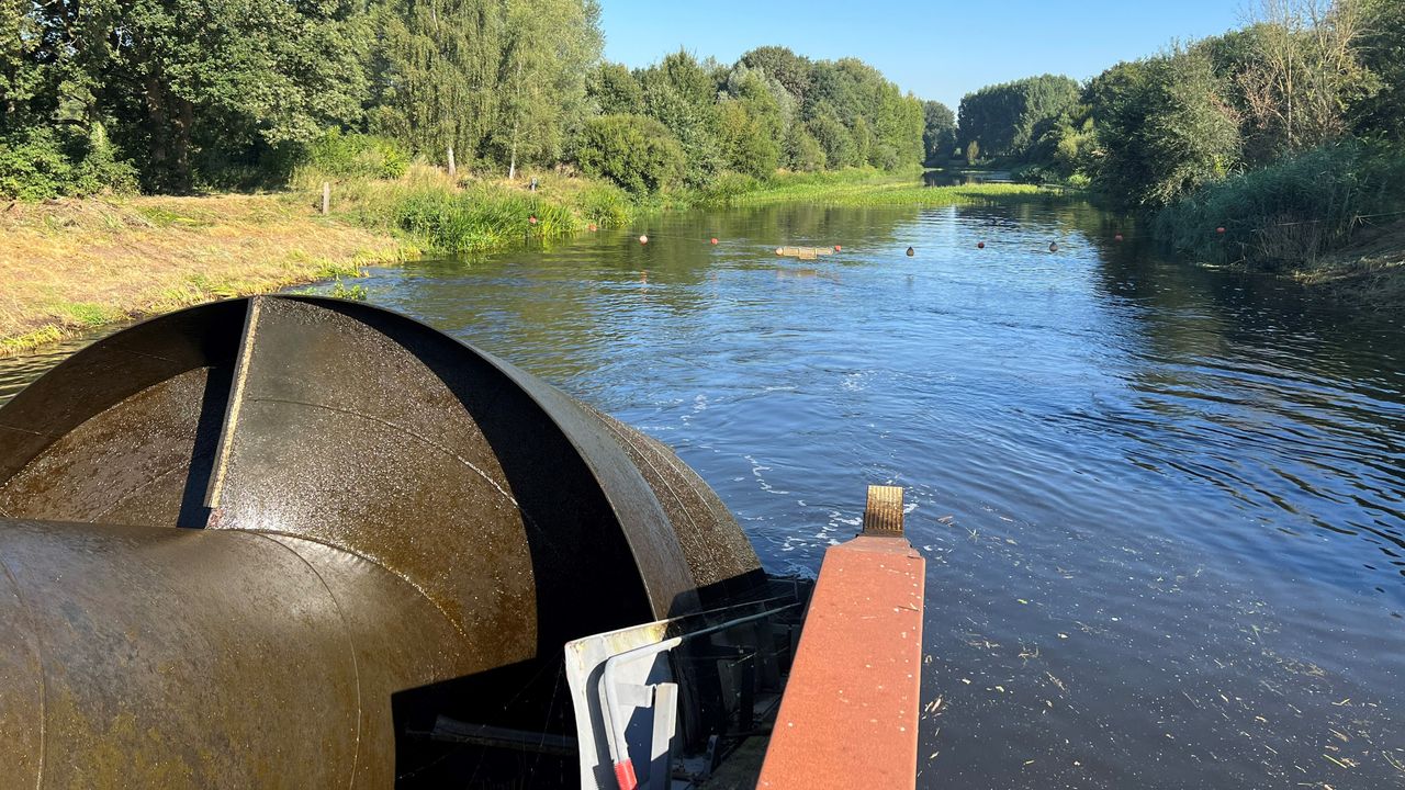 Heel af en toe draait de meterslange schroef even door de toevoer van rioolwater (foto: Megan Hanegraaf).