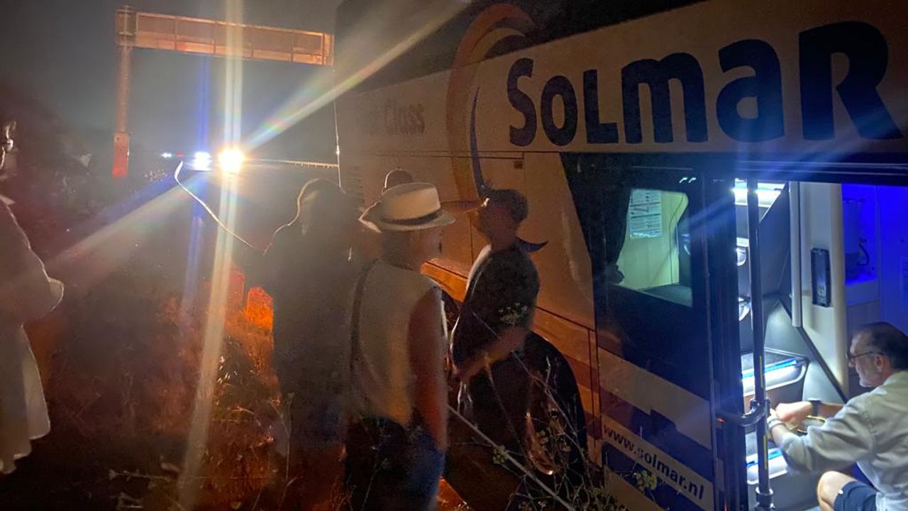 De bus kreeg al snel pech op de snelweg (foto: Anne van den Berg Telussa). 
