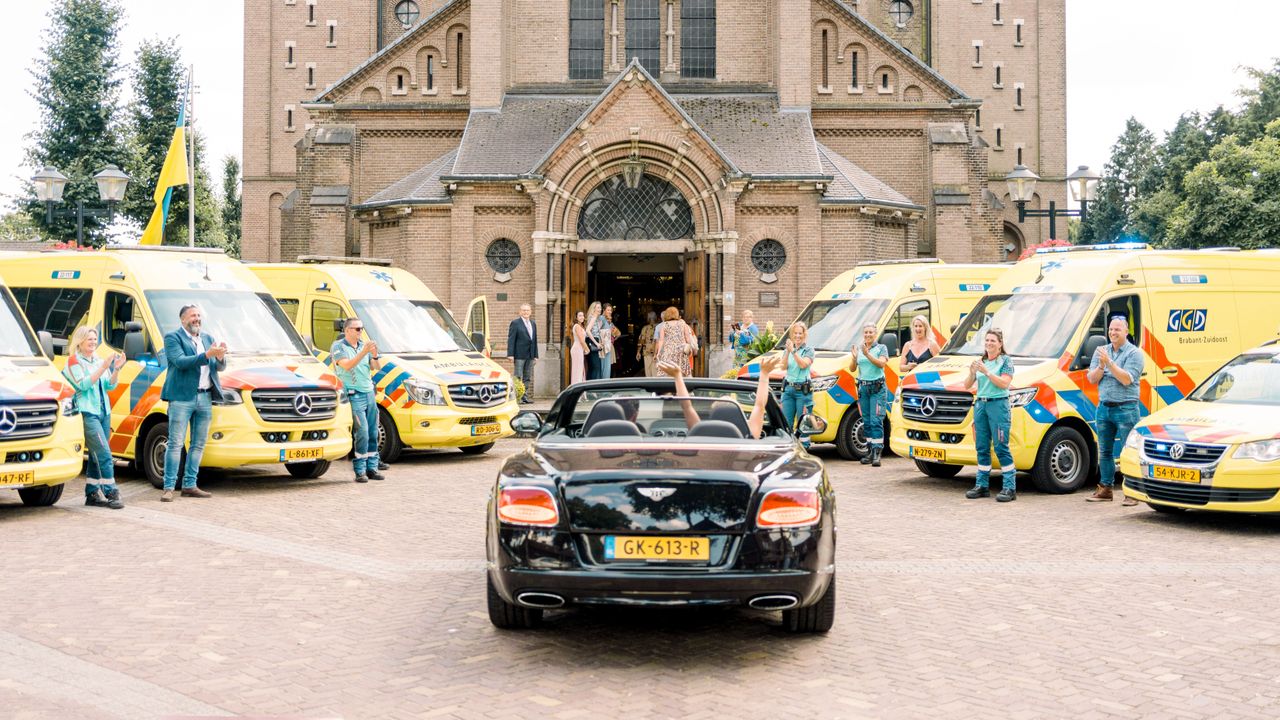 Het bruidspaar was erg verrast toen zij de erehaag zagen bij aankomst (foto: By Kim Das).