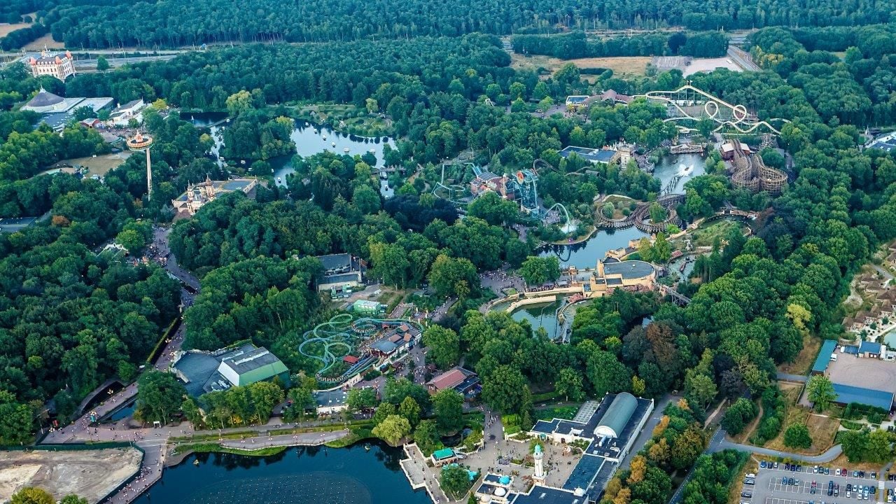 Efteling vanuit de lucht, boven de Loonse en Drunense Duinen.
