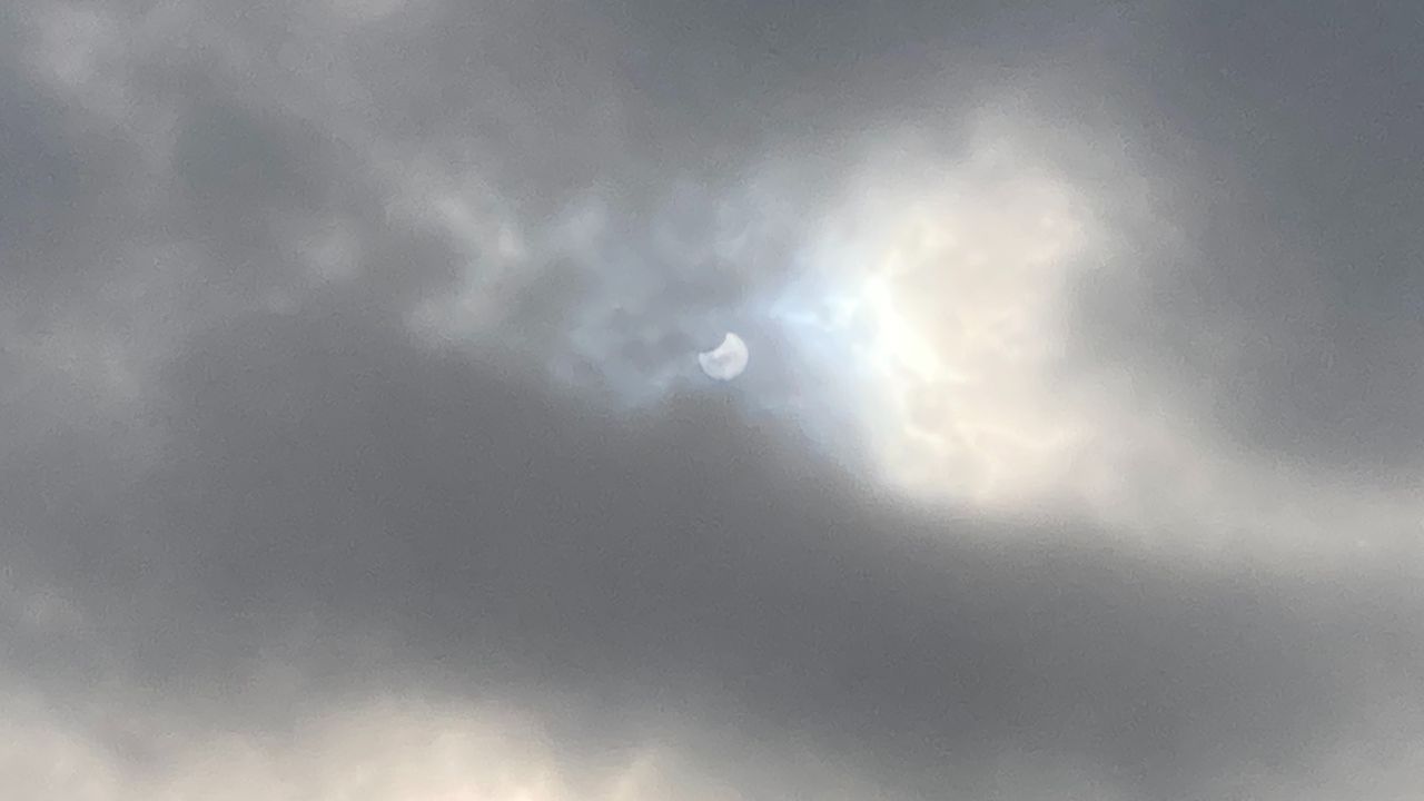 Zit de maan of de wolk voor de zon? (foto:Sies van der Puijm)