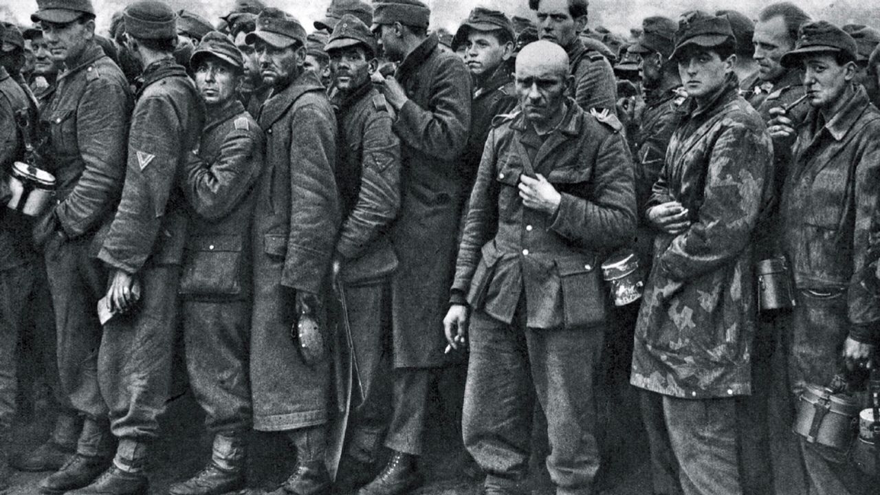 Duitse krijgsgevangenen van de 59e divisie tussen Best en Son 1944 (foto: US Army) 