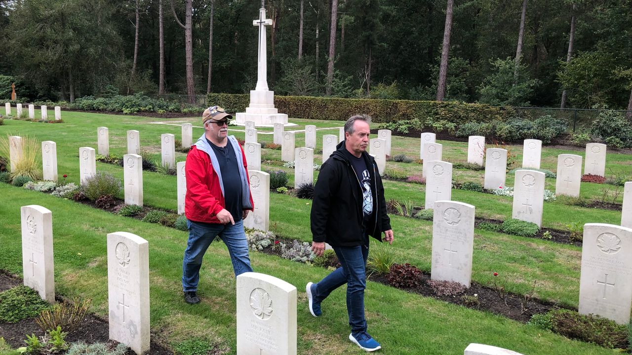 Bezoekers op het Canadees ereveld in Bergen op Zoom (foto; Willem-Jan Joachems) 