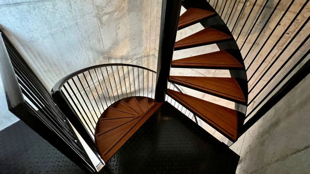 Ronde trappen brengen je naar boven. (foto: Regio56 Makelaars& Huisvesting)