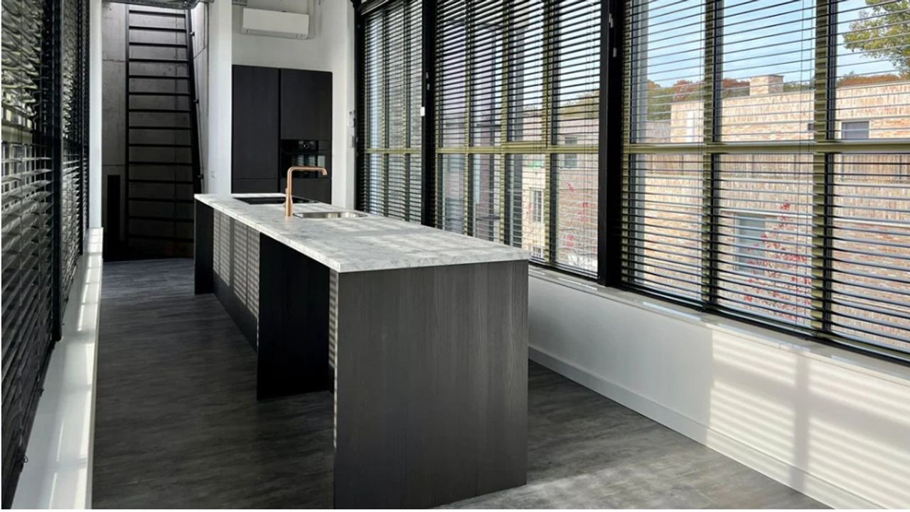 De keuken met zicht naar de trap. (foto: Regio56 Makelaars& Huisvesting)