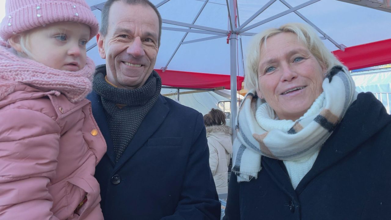 De 3-jarige Jacey trotseerde de kou met opa en oma.