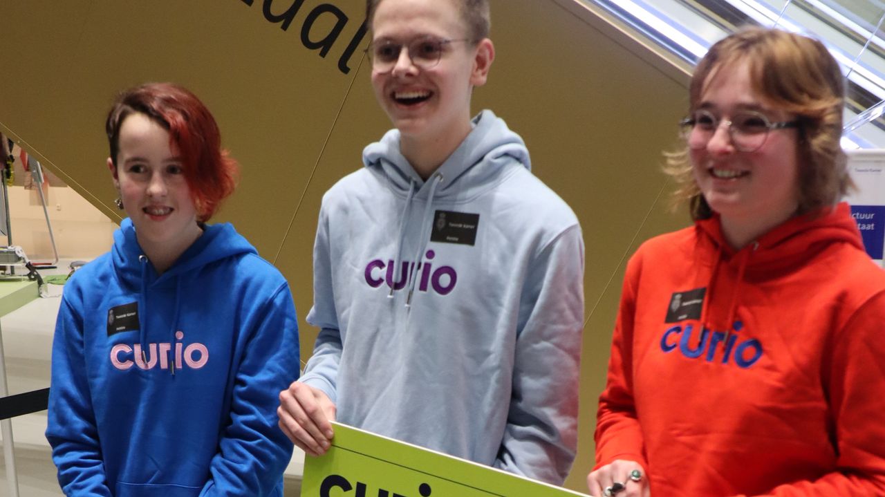 Line, Wessel en Indy (vlnr) overhandigen de petitie.