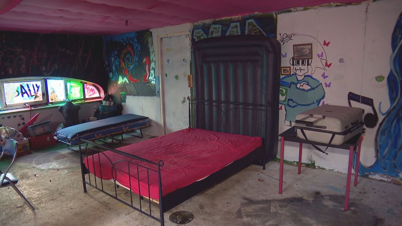 De meeste troep is al opgeruimd, in deze schuur werden feestje gegeven