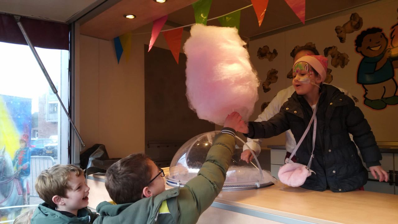 Nomi deelt suikerspinnen uit tijdens haar eigen kermis (privéfoto).