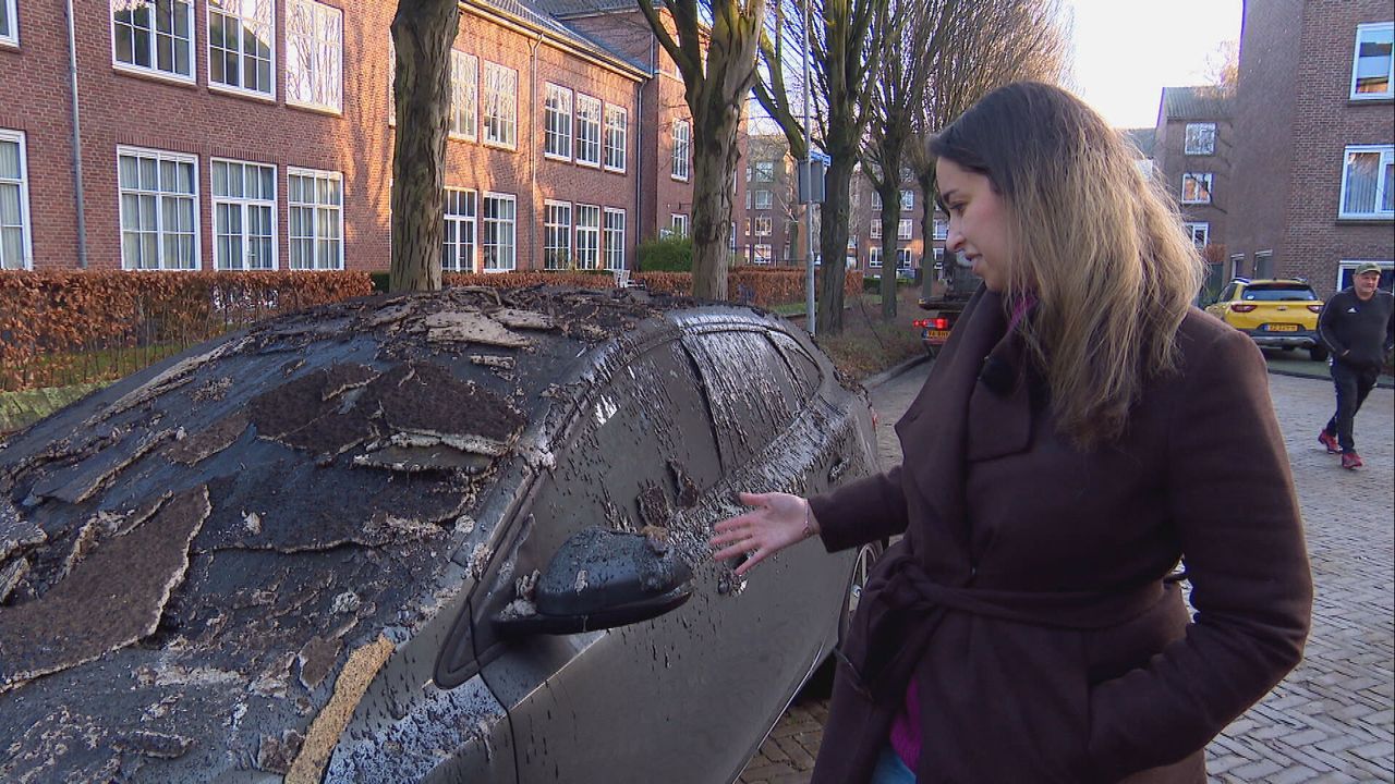 Laila bij haar verwoeste auto. 