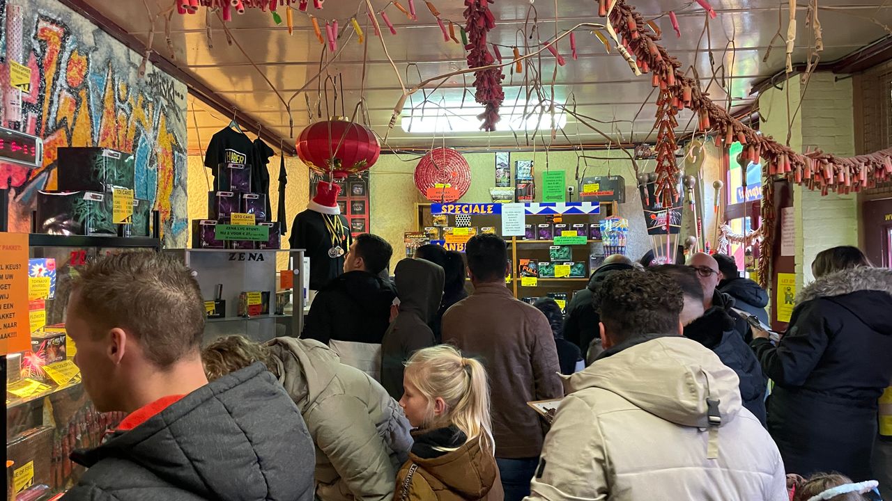 Drukte bij vuurwerkhandel Zena (foto: René van Hoof)