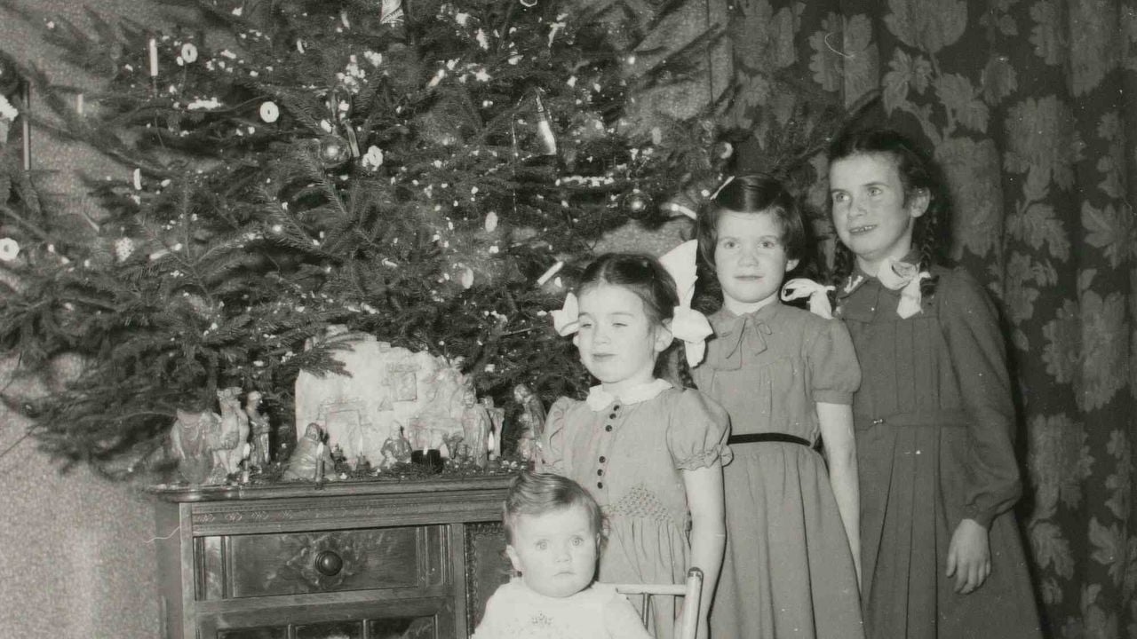 De kinderen van familie Spierings staan op 31 december 1954 bij de kerstboom en een kerststal (foto: Erfgoed 's-Hertogenbosch).