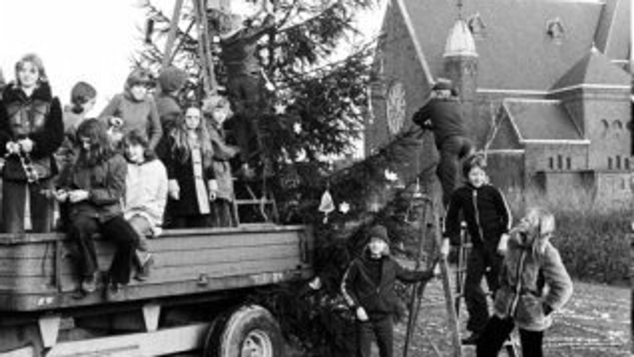 De kerstboom in Teteringen wordt op 21 december 1973 versierd (foto: Stadsarchief Breda).
