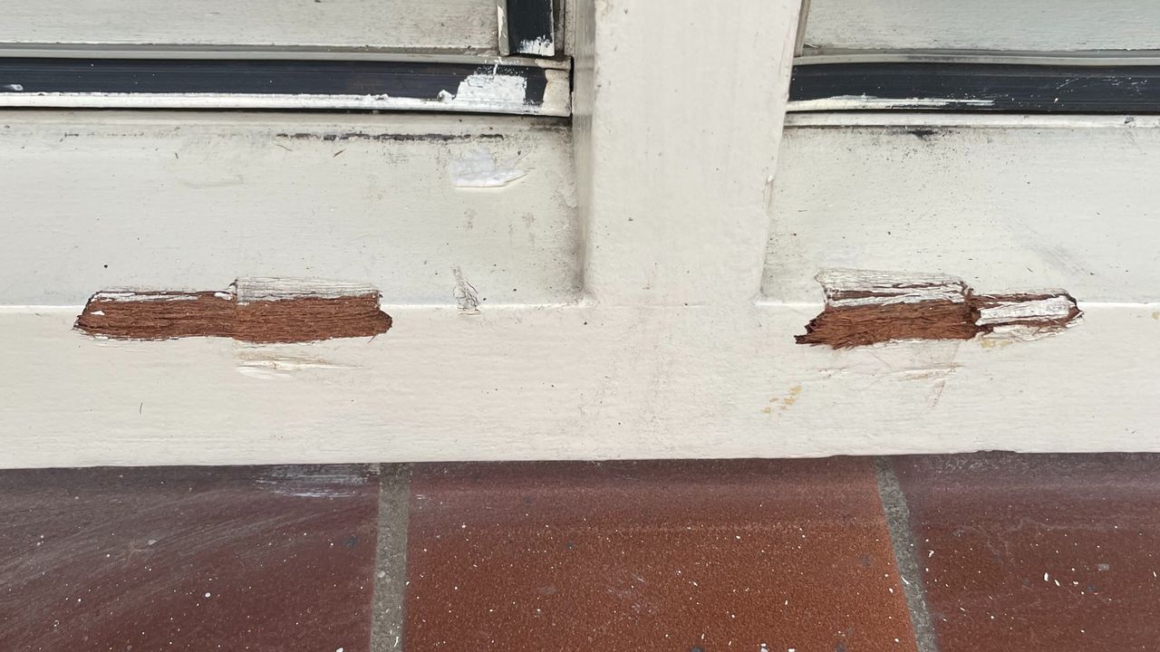 Een deel van de schade bij het oudere echtpaar (foto: Raymond Merkx).