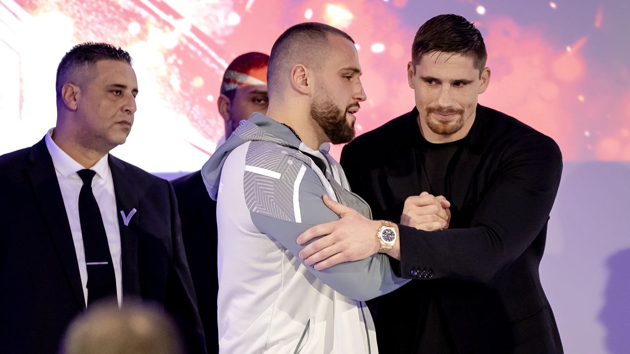 Rico Verhoeven en zijn volgende tegenstander, Kroaat Antonio Plazibat, tijdens een persconferentie (foto: Robin van Lonkhuijsen/ANP).