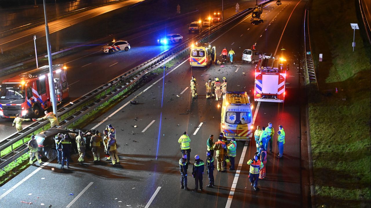 De auto links reed tegen het verkeer in (foto: Perry Roovers).