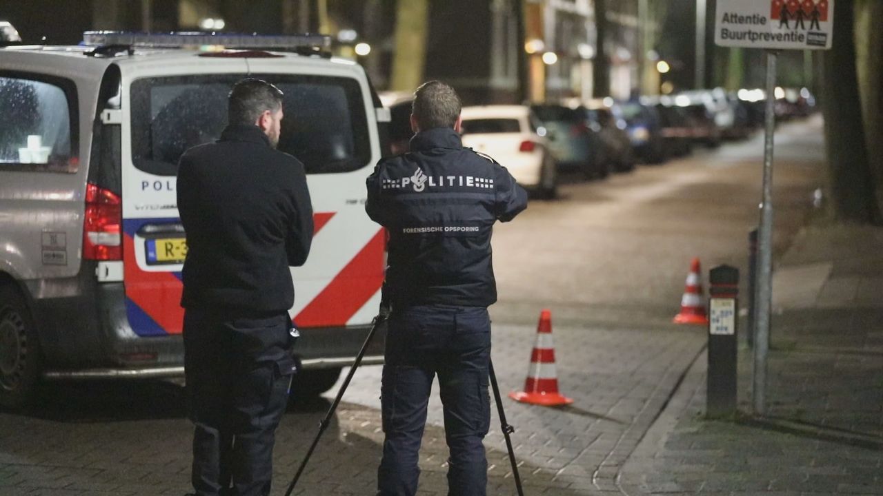 Agenten aan het werk op de plek in Roosendaal waar werd geschoten.Foto: Christian Traets/SQ Vision