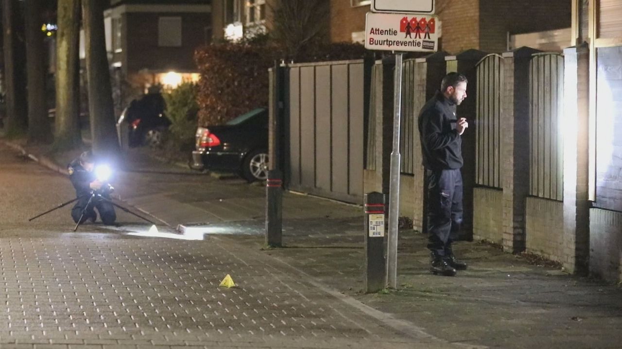 Een kogel ging dwars door de schutting (foto: Christian Traets/SQ Vision).