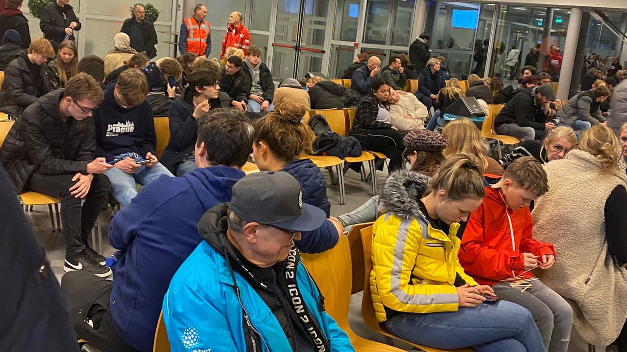 Foto van een van de passagiers. Ze wachten rond acht uur nog in de terminal.