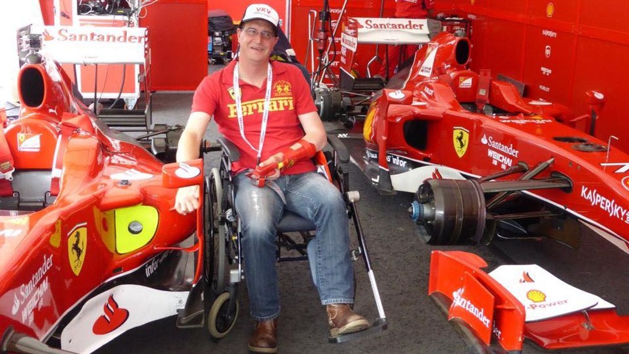 Denny naast de auto van Michael Schumacher, zijn voorbeeld.