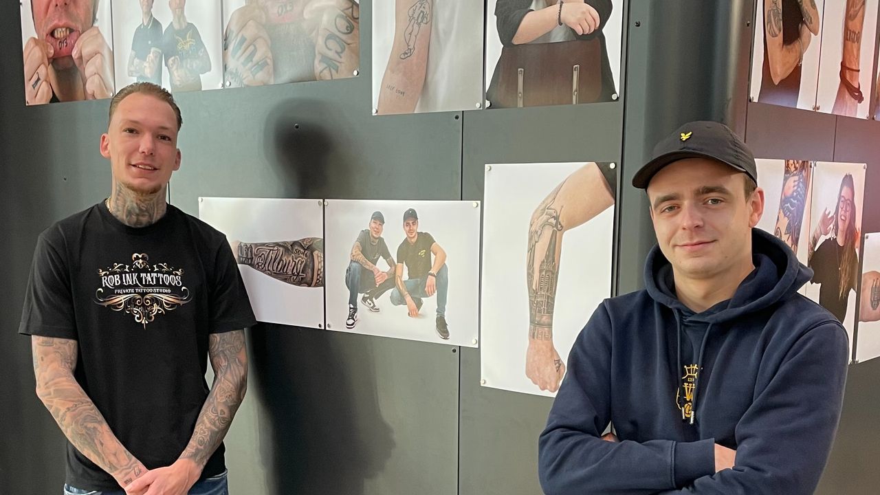 Robin en Kevin bij hun foto (Tom van den Oetelaar).