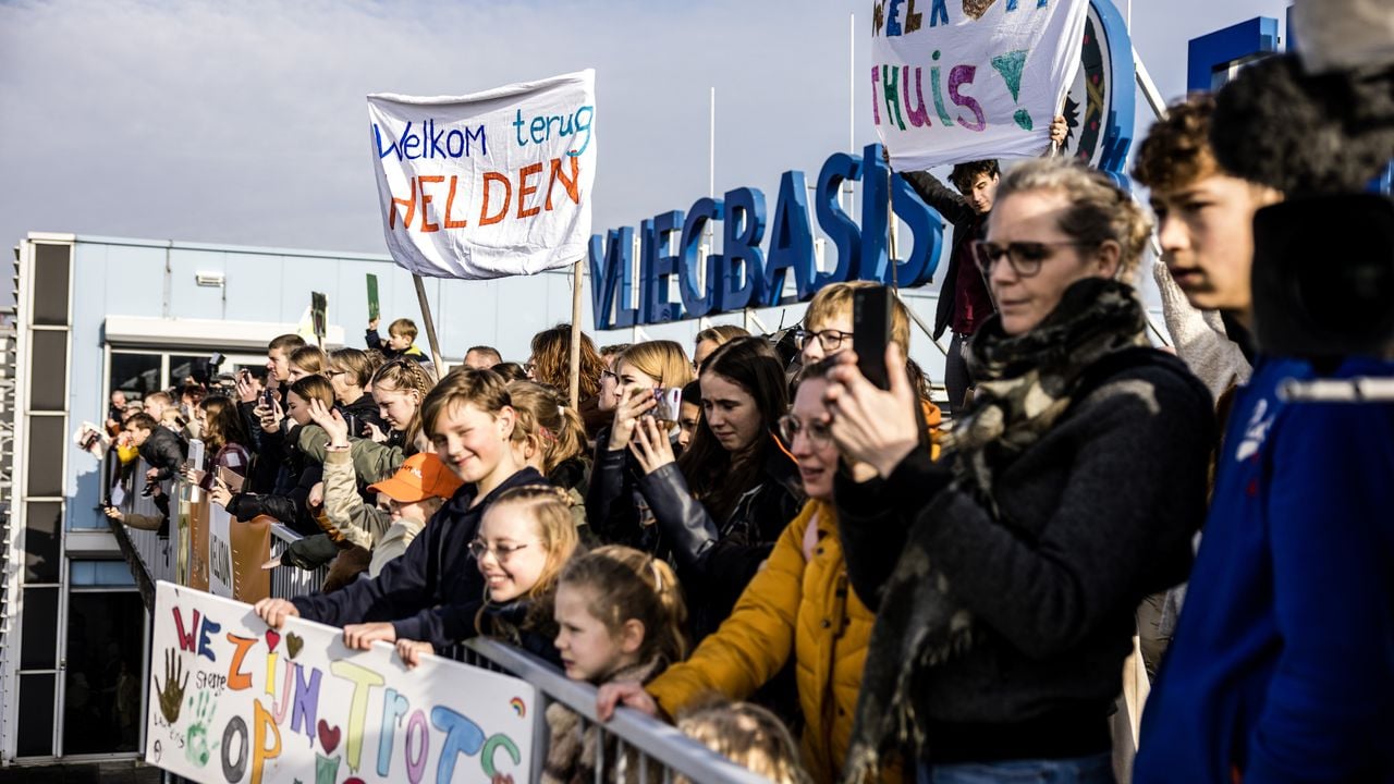 Met spandoeken wachten familie en vrienden op de reddingswerkers (Foto: Rob Engelaar/ANP). 
