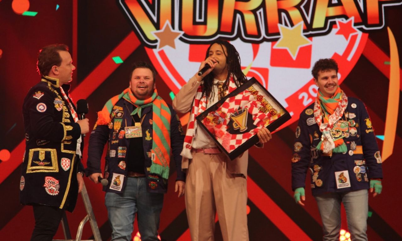 Gullie& Lanterfantje met de Kies je Kraker trofee (foto: Twan Spierts).