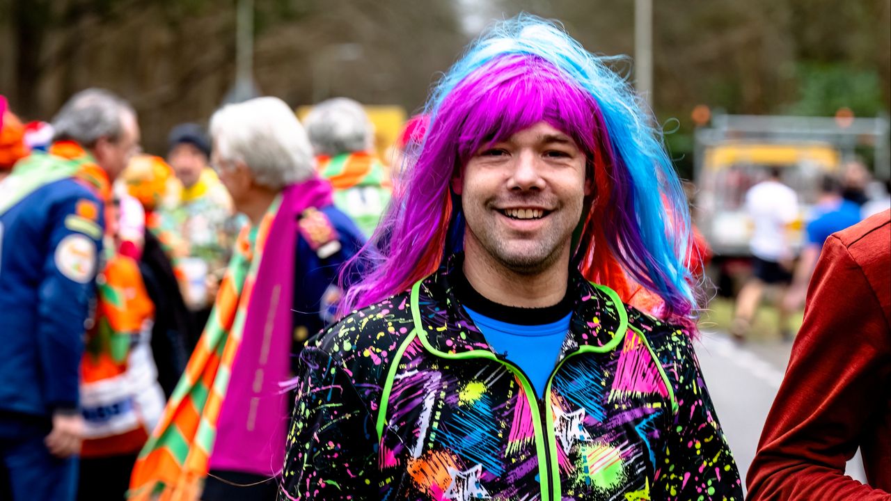 Veelkleurige outfits ontbraken niet in Tilburg (foto: Marcel van Dorst).
