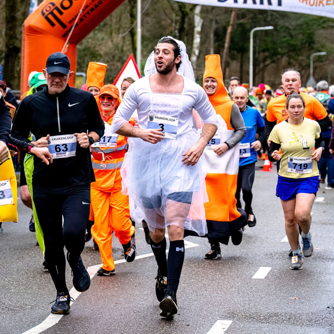 De meeste lopers verschenen verkleed aan de start (foto: Marcel van Dorst).