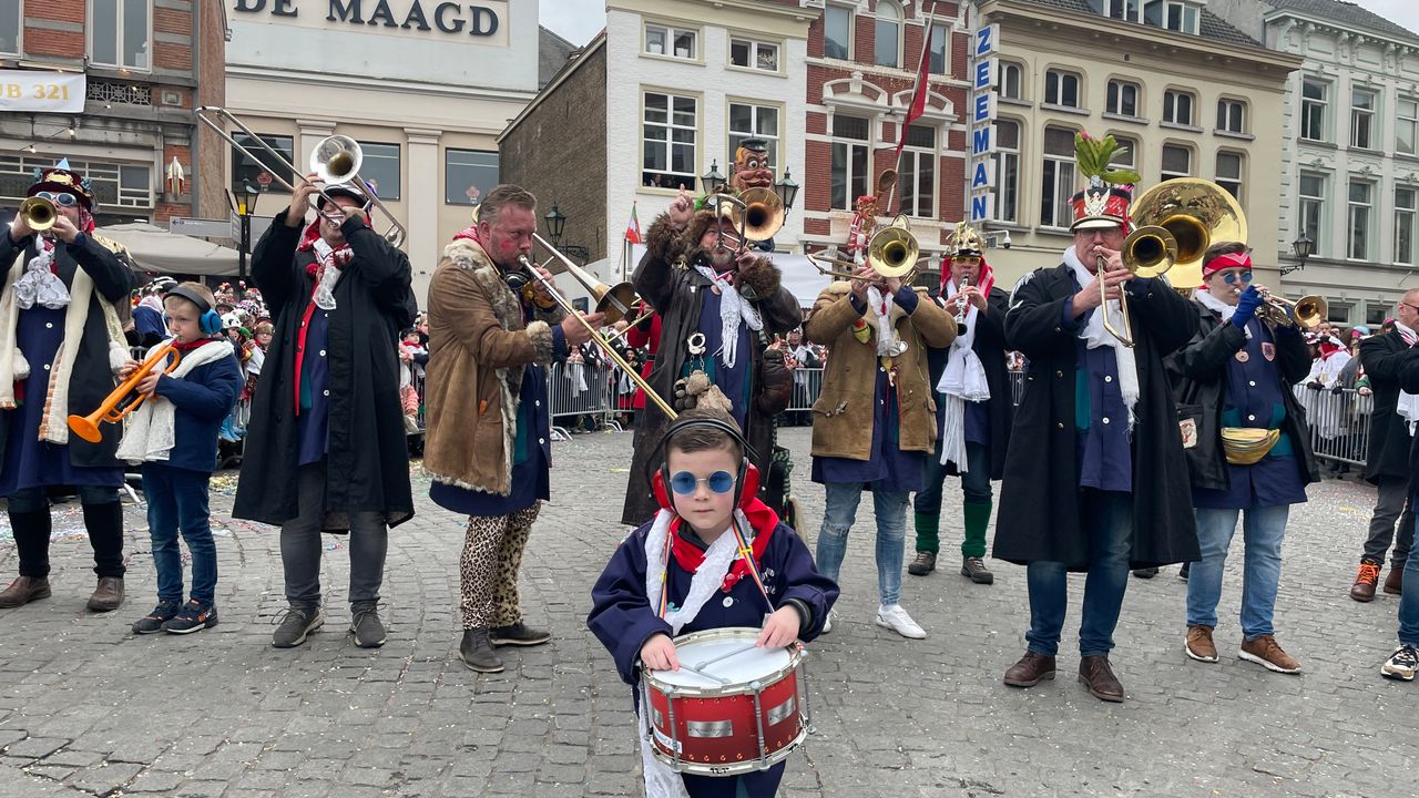 Jong en oud maakt muziek bij de intocht