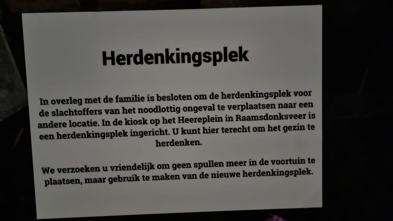 Bij het huis van het verongelukte gezin is dit bericht geplaatst.