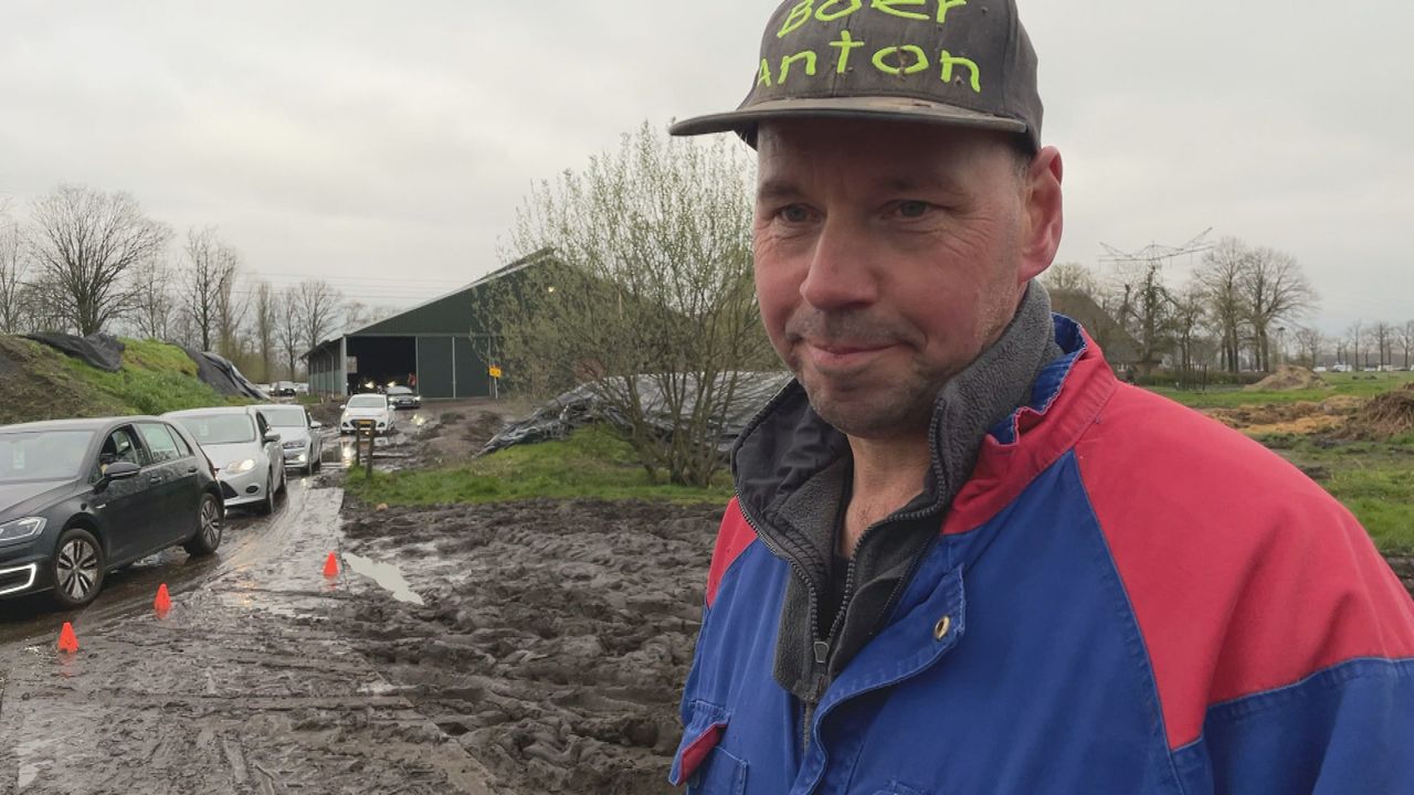Boer Anton is de baas van de parkeervelden.