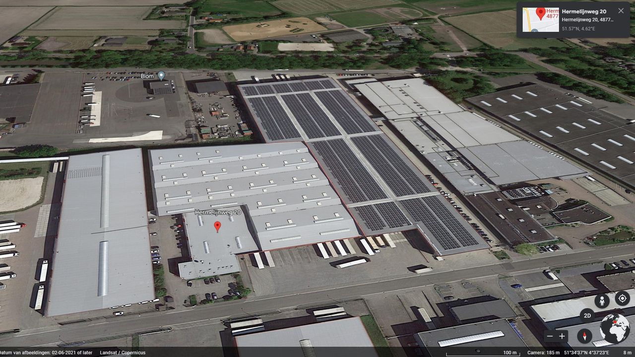 Er liggen 5000 zonnepanelen op het platte dak van het magazijn (foto: Google Earth).
