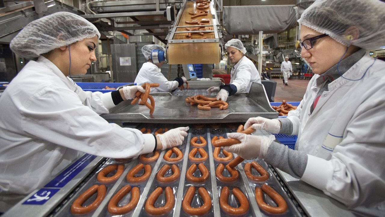 Rookworsten in de maak in de Unox-fabriek in Oss, tegenwoordig in handen van Zwanenberg Food Group (foto: ANP).