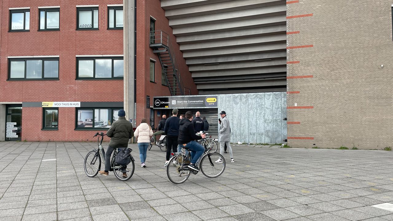 Een paar supporters kwamen even kijken, maar werden weggestuurd. 