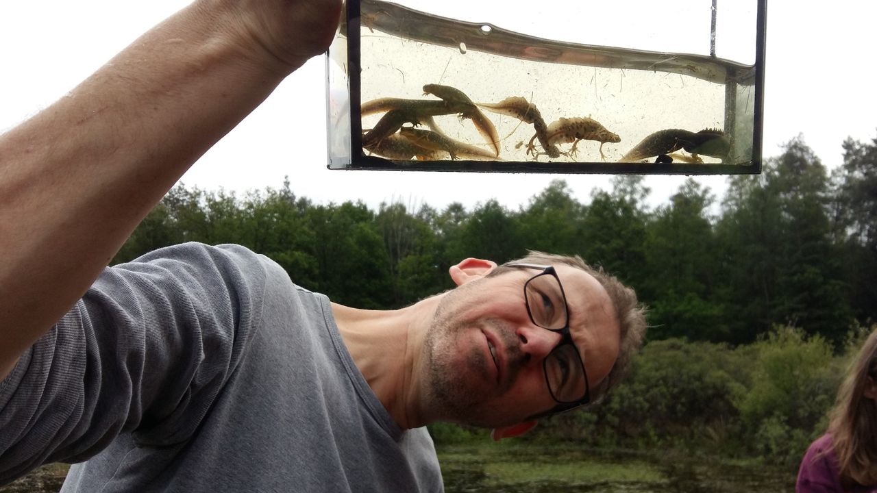 Jeroen van Delft (RAVON) tijdens veldonderzoek naar salamanders.