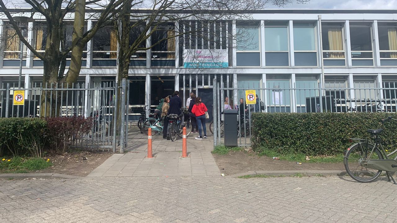 Een groepje leerlingen en docenten moet buiten nog even bijkomen van de schrik (foto: Carlijn Kösters).