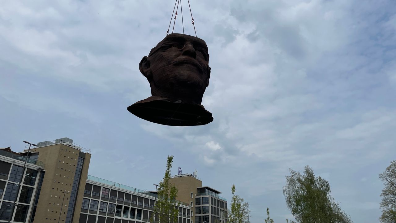 Het hoofd van Gerard Philips wordt naar zijn plek getakeld
