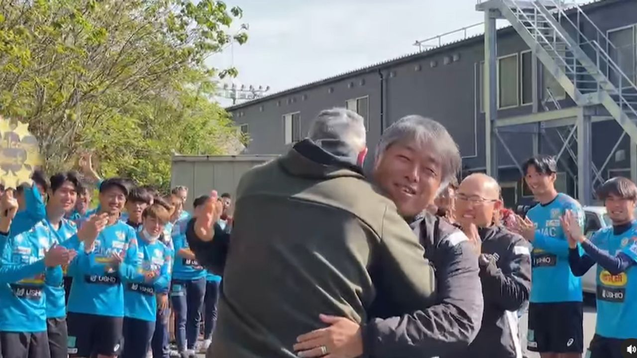 Ralf Seuntjens wordt door alle spelers en de trainers onthaald bij zijn terugkomst in Japan (screenshot Instagram)
