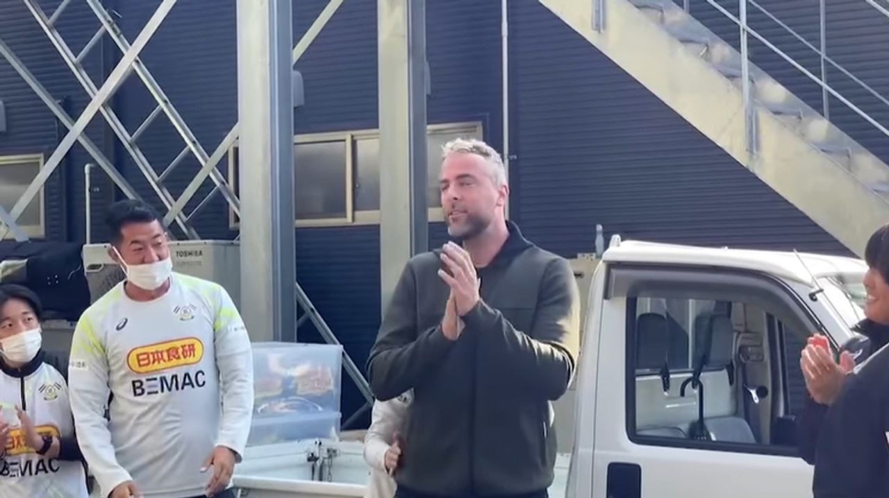 Ralf Seuntjens wordt door alle spelers en de trainers onthaald bij zijn terugkomst in Japan (screenshot Instagram)