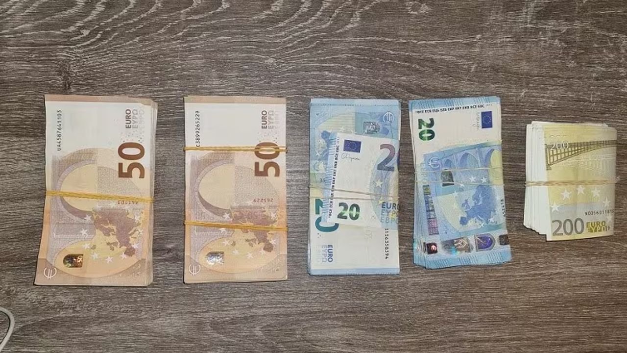 Bij de invallen werd contact geld gevonden (foto: politie).
