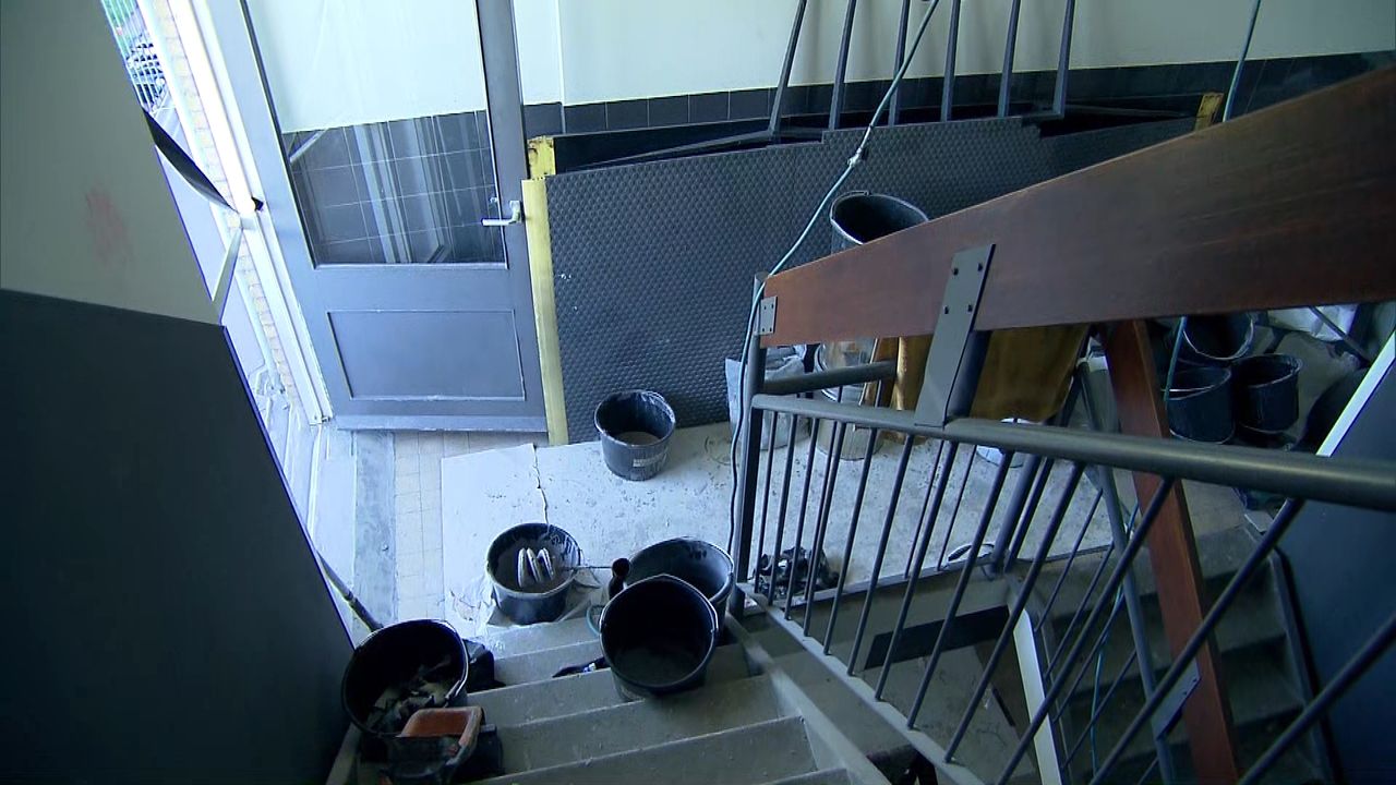 Veel rommel op de trappen (foto: Omroep Brabant).