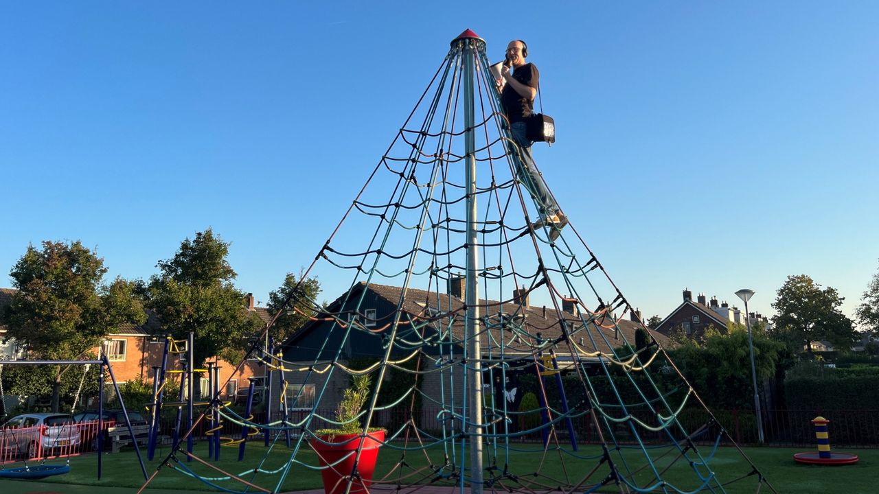 Presentator Maarten Kortlever opende de stembus voor de Top 900 bovenop een speeltoestel in Helwijk.