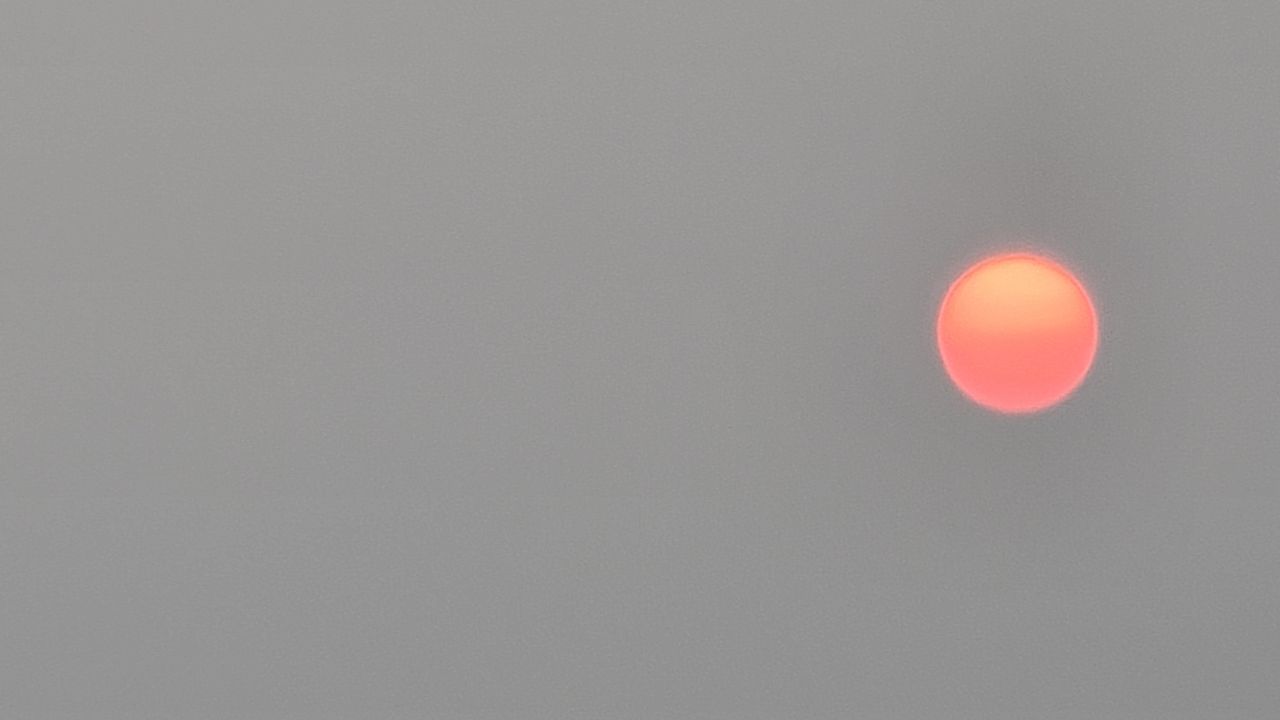 De zon vanuit Geldrop (foto: Manuela Gerrits).