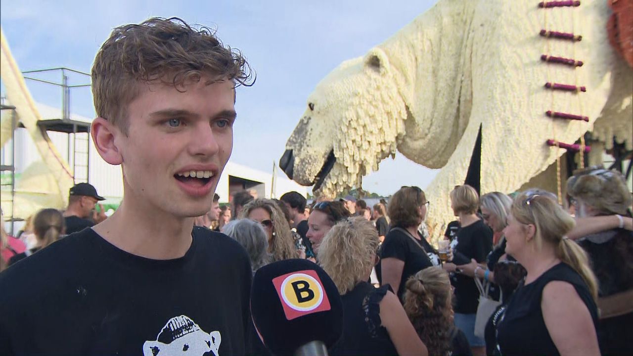 Ontwerper Dean bij zijn winnende corsowagen. (Foto: Omroep Brabant)
